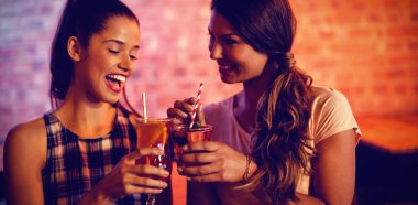 Kokteyl içecekler barda iki genç kadın