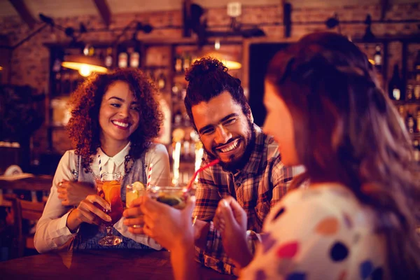 Jovens Amigos Interagindo Uns Com Outros Tomando Bebidas Pub — Fotografia de Stock