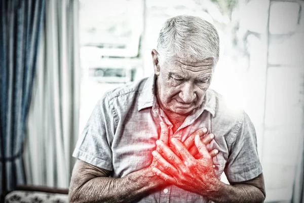 Zvýrazněné Bolest Proti Starší Muž Trpí Bolestí Hrudi — Stock fotografie
