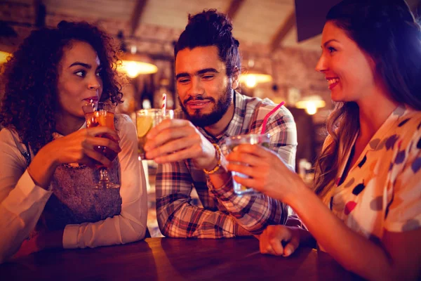 Jovens Amigos Interagindo Uns Com Outros Tomando Bebidas Pub — Fotografia de Stock