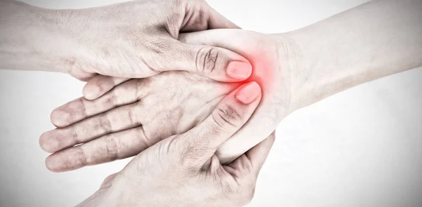 Dor Destacada Contra Fisioterapeuta Fazendo Massagem Nas Mãos — Fotografia de Stock