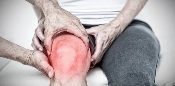 Menyorot Rasa Sakit Terhadap Dokter Memeriksa Lutut Pasiennya — Stok Foto