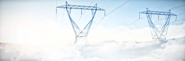 Яркое Голубое Небо Над Облаками Против Силуэта Вечернего Электрического Столба — стоковое фото