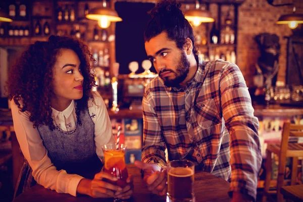 Casal Interagindo Uns Com Outros Pub — Fotografia de Stock