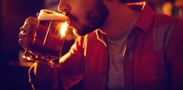 Junger Mann Mit Krug Bier Kneipe — Stockfoto