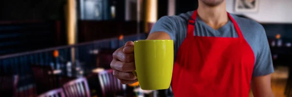 Manliga Servitör Håller Kaffekopp Mot Restaurang Inredning — Stockfoto