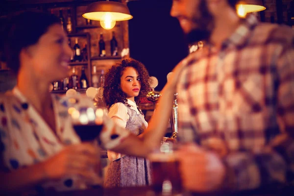 Mulher Ciumenta Olhando Para Casal Flertando Uns Com Outros Pub — Fotografia de Stock