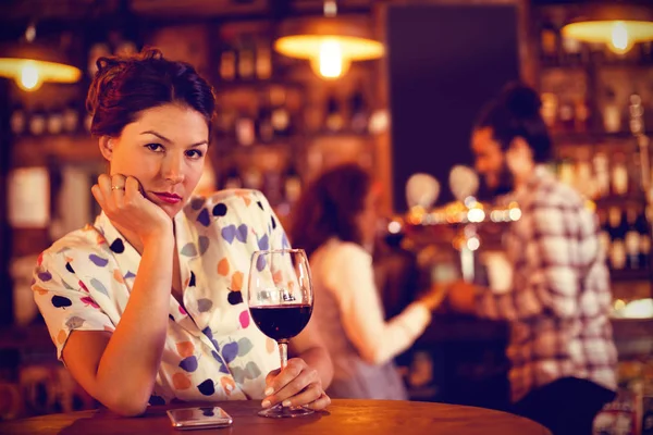 Femme Bouleversée Ignorant Couple Affectueux Dans Pub — Photo