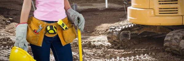 Mujer Con Cinturón Herramientas Sosteniendo Sombrero Duro Contra Excavadora Sitio —  Fotos de Stock