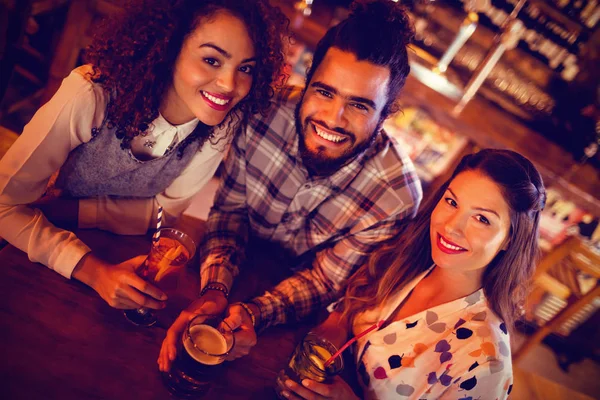 Retrato Jovens Amigos Tomando Bebidas Pub — Fotografia de Stock