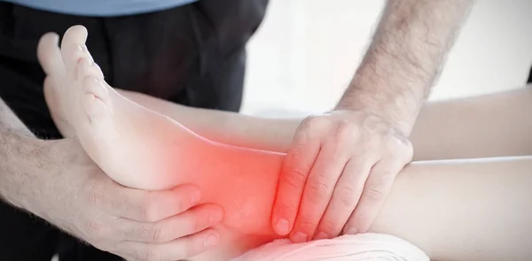 Jovem Desfrutando Uma Massagem Nos Pés Contra Dor Destacada — Fotografia de Stock