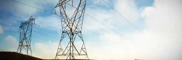 Cielo Azul Con Nubes Blancas Contra Silueta Del Pilón Eléctrico —  Fotos de Stock