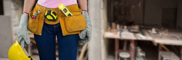 Vrouw Met Gereedschap Riem Helm Van Het Bedrijf Tegen Workshop — Stockfoto