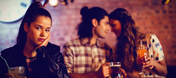 Mulher Perturbada Ignorando Casal Afetuoso Pub — Fotografia de Stock