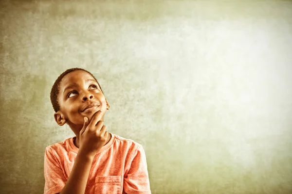教室で Greenboard に対して立っている思いやりのある少年 — ストック写真