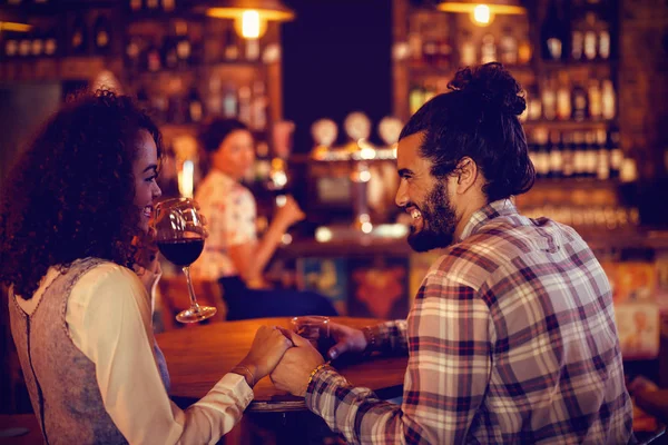 Casal Romântico Ter Vinho Tinto Pub — Fotografia de Stock