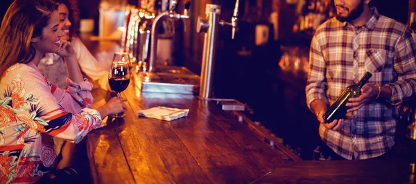 Barman Mostrando Garrafa Vinho Para Mulheres Balcão Pub — Fotografia de Stock