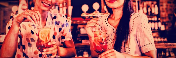 Porträt Zweier Junger Frauen Bei Cocktailgetränken Einer Kneipe — Stockfoto