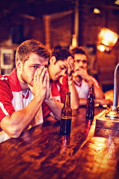 Grupo Amigos Masculinos Viendo Partido Fútbol Pub — Foto de Stock