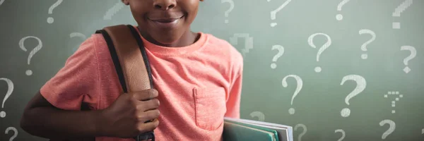 Sırt Çantası Kitap Greenboard Karşı Bir Çocuk Portresi Karşı Soru — Stok fotoğraf