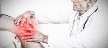 Hastalar diz vurgulanan acı karşı inceleyerek olgun doktor yan görünüm
