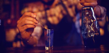 Kokteyl içki içine dökme garson atış gözlük tezgahta çubuk