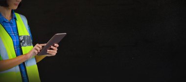 Kadın mimar siyah karşı dijital tablet kullanma