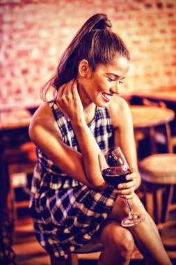 Genç kadın kırmızı şarap pub alıyor