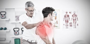 Vurgulanan acı karşı fiziksel terapist hastanın omuz incelenmesi