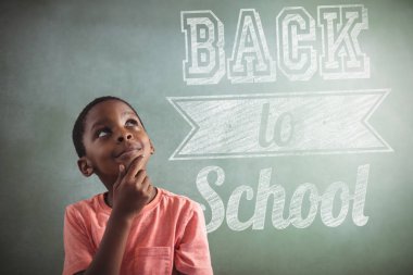 Greenboard karşı düşünceli çocuğa karşı geri mesaj okul