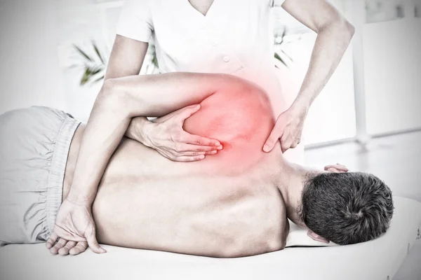 Schmerzensgeld Für Physiotherapeutin Die Ihrer Patientin Rückenmassage Anbietet — Stockfoto