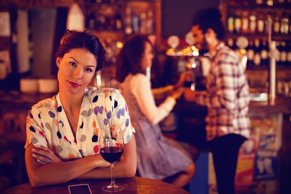 Portrait Femme Souriante Aux Bras Croisés Dans Pub — Photo