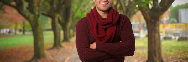 Homme Souriant Contre Sentier Milieu Des Arbres Parc — Photo