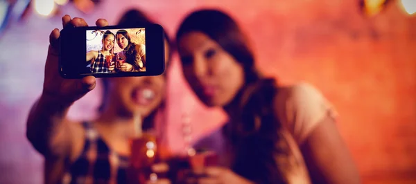 Mujeres Jóvenes Tomando Una Selfie Mientras Toman Cócteles Pub — Foto de Stock