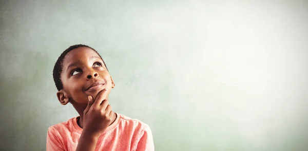 Niño Reflexivo Pie Contra Invernadero Aula —  Fotos de Stock