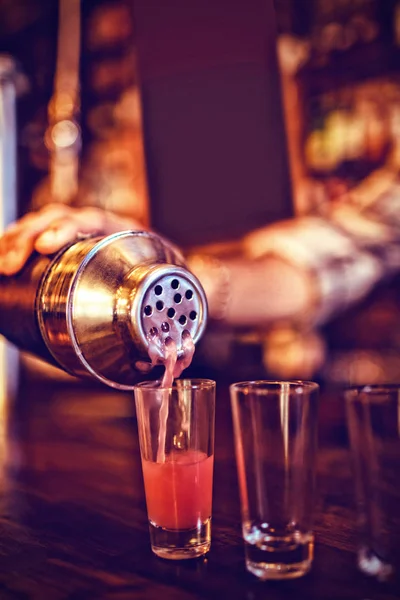 Ober Gieten Cocktail Drinken Glazen Beschoten Met Teller Staaf — Stockfoto