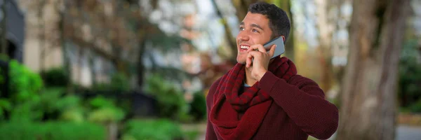 Homme Parlant Sur Téléphone Portable Contre Sentier Par Les Arbres — Photo