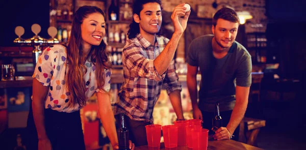 Grupo Amigos Felizes Jogando Jogo Pub — Fotografia de Stock