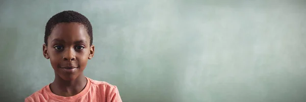 Retrato Del Niño Sonriente Contra Invernadero Blanco Aula —  Fotos de Stock