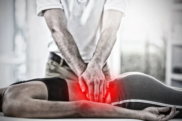 Dor Destacada Contra Fisioterapeuta Masculino Que Devolve Massagem Paciente Feminino — Fotografia de Stock