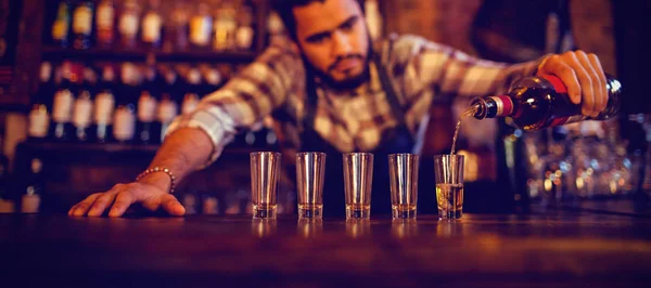 Ober Gieten Tequila Glazen Beschoten Met Teller Staaf — Stockfoto
