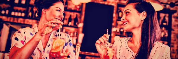 Deux Jeunes Femmes Prenant Des Cocktails Dans Pub — Photo