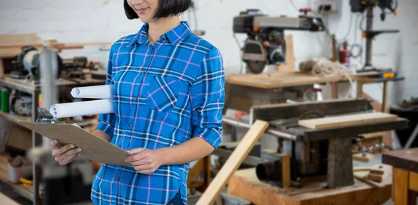 Arquitecta Mirando Portapapeles Sobre Fondo Gris Contra Maquinaria Taller Carpintería — Foto de Stock