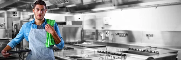 Αρσενικό Σερβιτόρος Κρατώντας Δίσκος Κατά Εικόνα Κουζίνα Εστιατορίου — Φωτογραφία Αρχείου