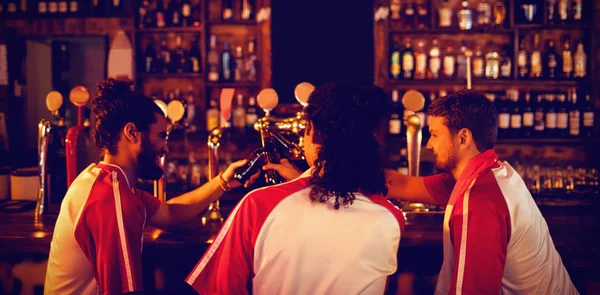 Grupp Manliga Vänner Rosta Ölflaskor Pub — Stockfoto