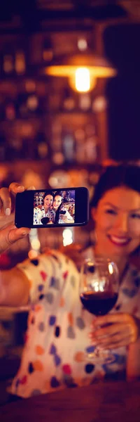 Mujeres Jóvenes Tomando Una Selfie Desde Teléfono Móvil Mientras Toman —  Fotos de Stock