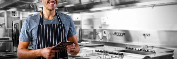 Mężczyzna Kelner Przy Użyciu Cyfrowego Tabletu Przeciwko Obraz Kuchni Restauracji — Zdjęcie stockowe