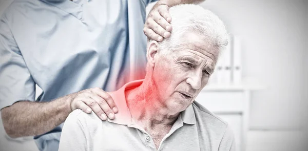 Zvýrazněné Bolest Proti Fyzioterapeuta Fyzikální Terapie Dát Starší Pacient — Stock fotografie