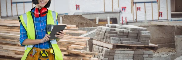 Ženské Architekt Pomocí Digitálních Tabletu Proti Dřevěná Prkna Kameny Staveništi — Stock fotografie