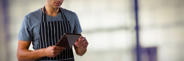 Camarero Masculino Usando Tableta Digital Contra Pasteles Una Mesa Madera —  Fotos de Stock